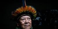 Xamã Yanomami e porta-voz dos índios Yanomami no Brasil Davi Kopenawa Yanomami posa durante uma sessão de fotos em Paris