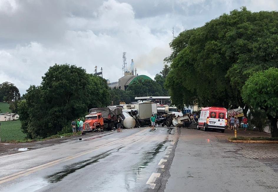 Colis&atilde;o envolveu tr&ecirc;s caminh&otilde;es nesta quarta-feira