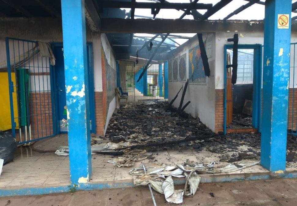 Fogo consumiu parte do setor administrativo do col&eacute;gio localizado no bairro S&atilde;o Miguel