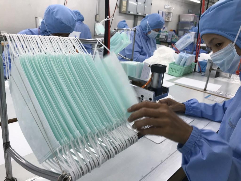 Trabalhadores em f&aacute;brica de m&aacute;scaras em Bangkok