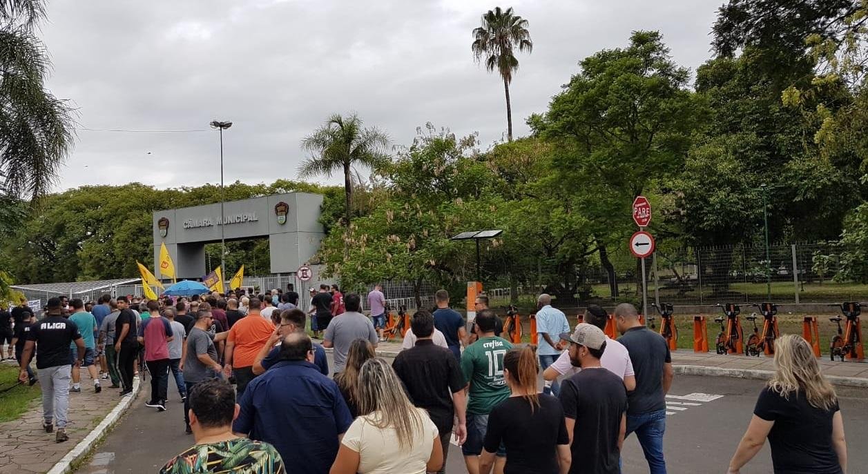 Rodovi&aacute;rios se reuniram em frente &agrave; C&acirc;mara de Vereadores