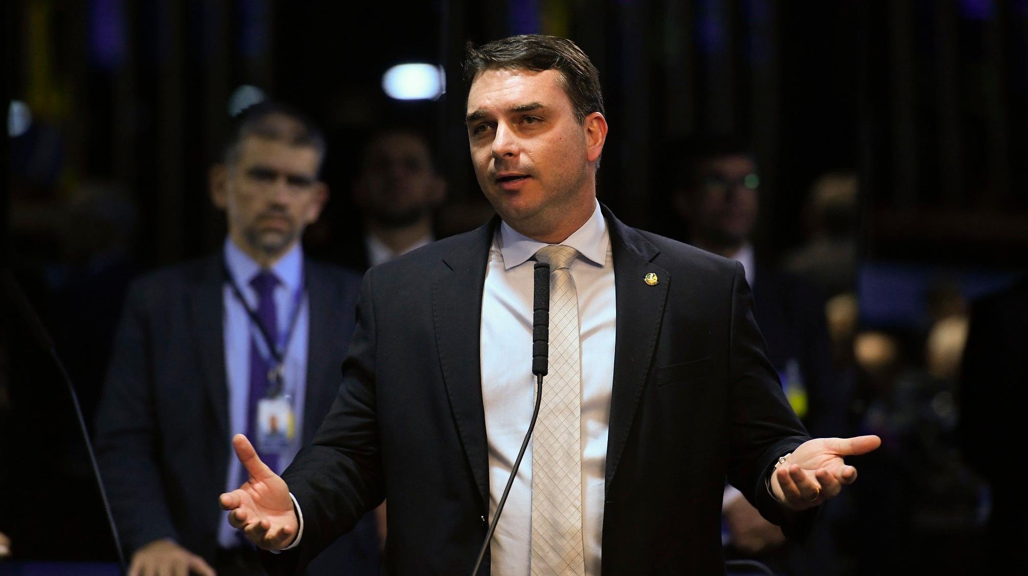 Fl&aacute;vio Bolsonaro &eacute; pr&oacute;ximo ao ex-n&uacute;mero 2 da Casa Civil
