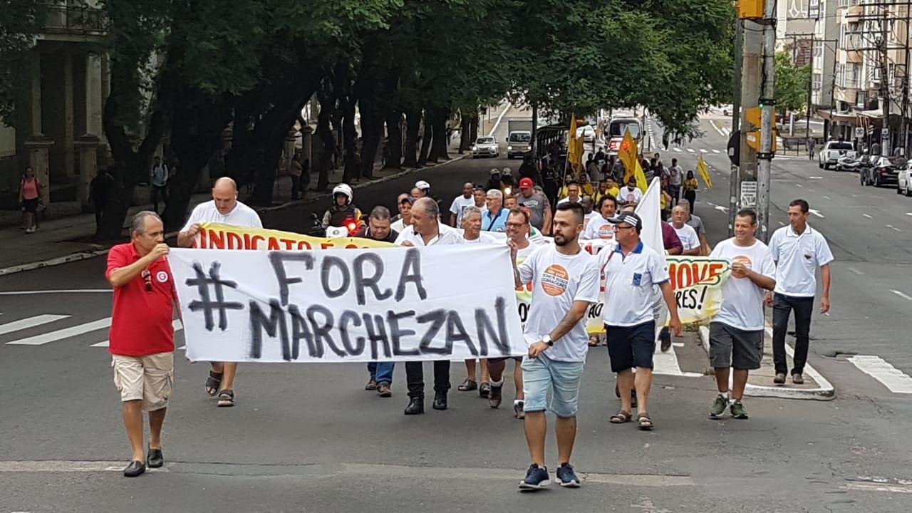 Os rodovi&aacute;rios realizaram um protesto no in&iacute;cio da abertura da sess&atilde;o de vota&ccedil;&atilde;o do pacote do transporte coletivo da Prefeitura de Porto Alegre na C&acirc;mara de Vereadores.