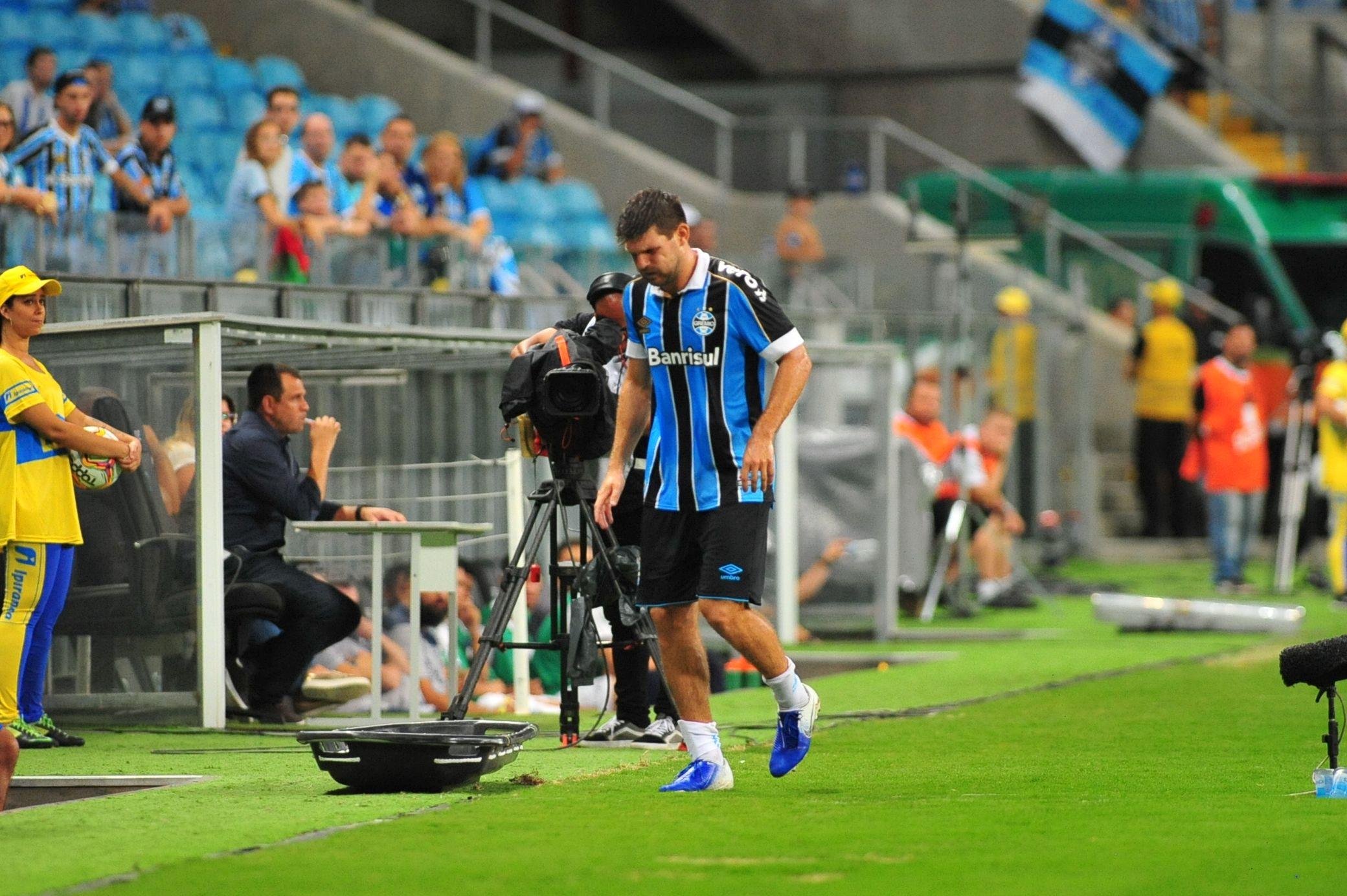 Defensor tentou seguir em campo, mas n&atilde;o aguentou