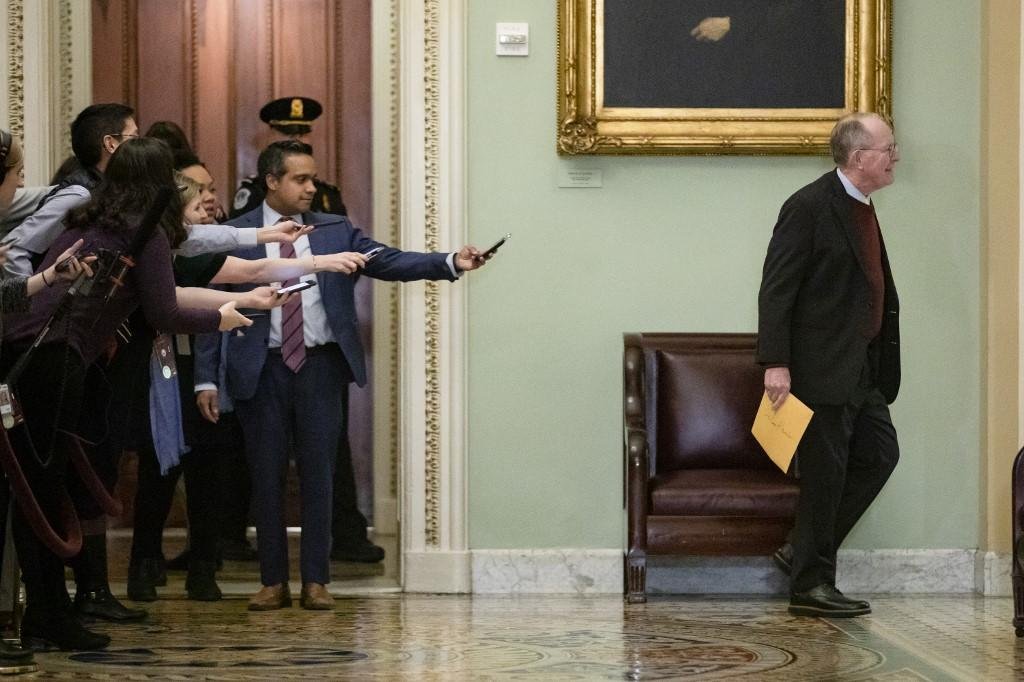 Rep&oacute;rteres tentam entrevistar senador Lamar Alexander