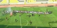 Torcida chilena protesta contra realização de jogo no país