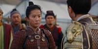 No filme, Mulan se disfarça de soldado para proteger família