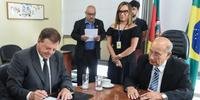 Termo de posse foi assinado pelo presidente da Câmara, Leonardo Pujol