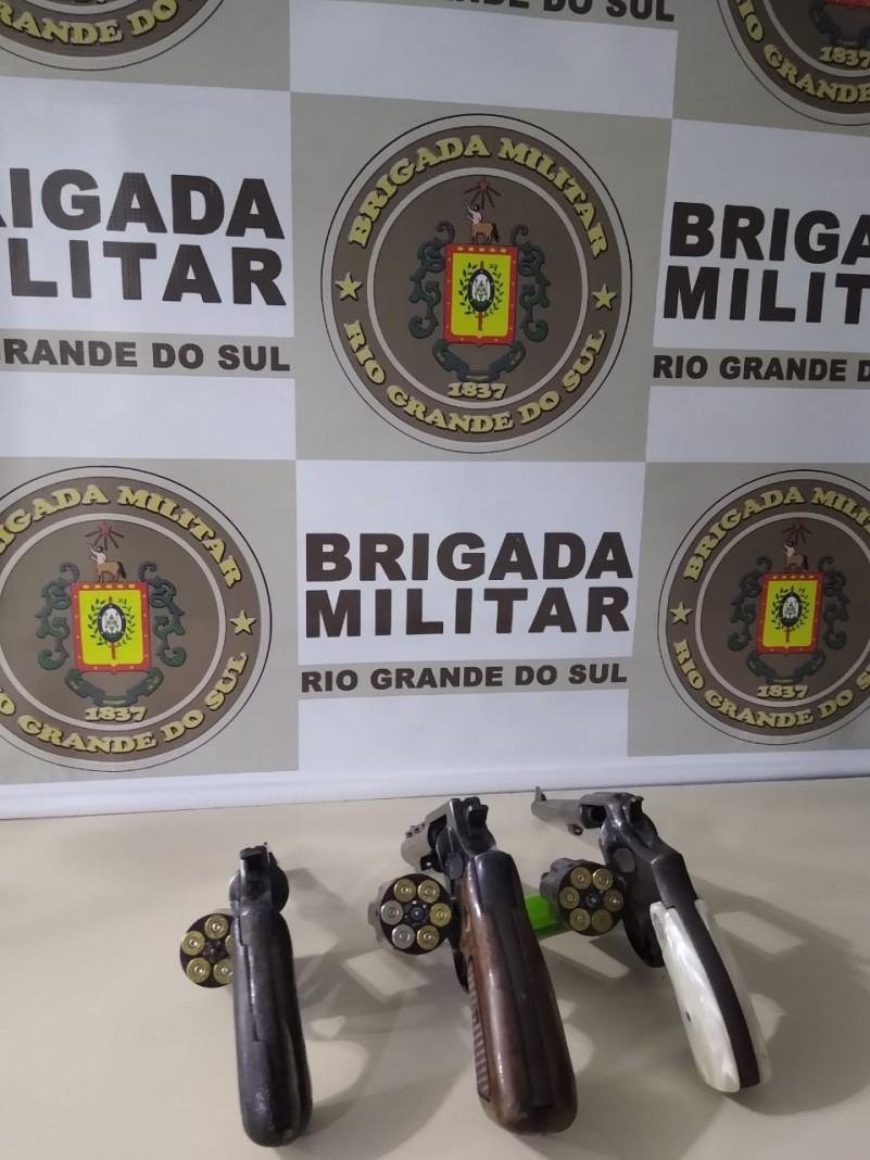 A BM apreendeu rev&oacute;lveres, drogas e dinheiro junto aos criminosos