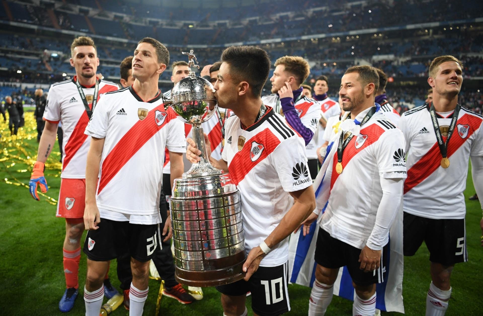 Partida ocorreu em Madri depois que jogo foi adiado em decorr&ecirc;ncia de apedrejamento do &ocirc;nibus do Boca; River venceu a final por 3 a 1