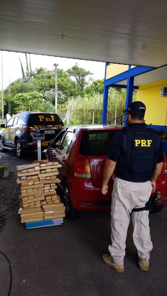 Policiais encontraram a droga no banco traseiro do carro