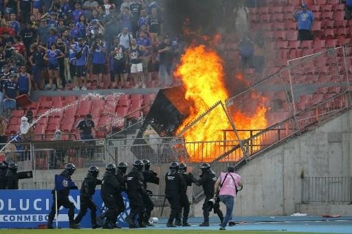 Torcedores da Universidad do Chile entraram em confronto com a pol&iacute;cia no Est&aacute;dio Nacional, em Santiago