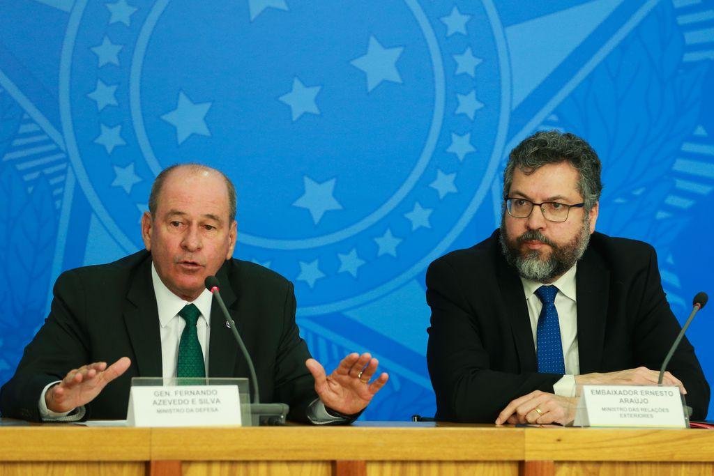 Segundo ministro da Defesa, grupo deve chegar no s&aacute;bado ao Brasil