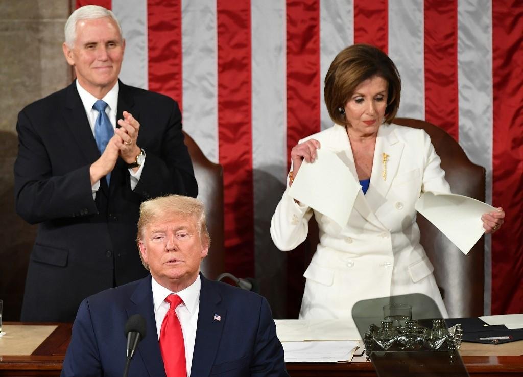Nancy Pelosi rasga o que seria o texto do discurso de Trump