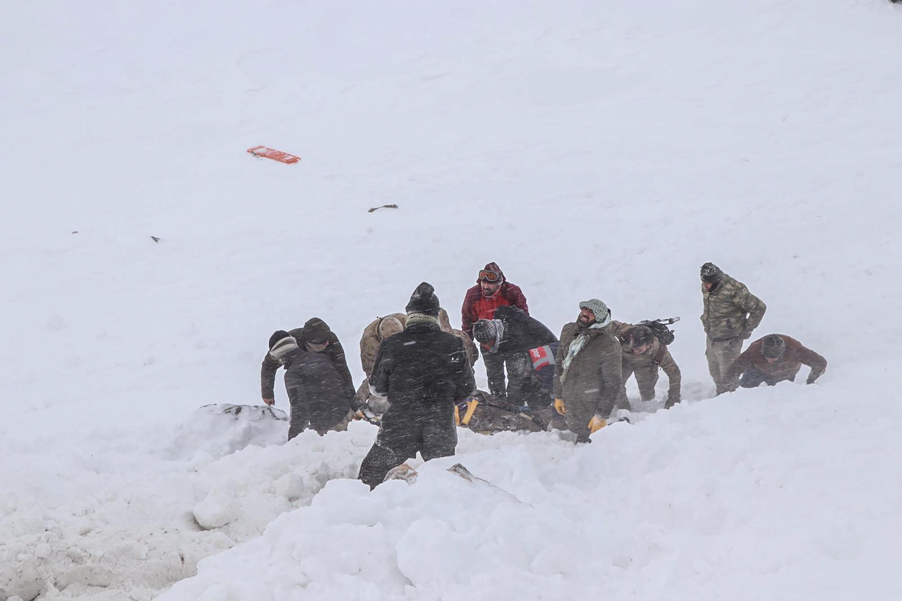 Funcion&aacute;rios dos servi&ccedil;os de emerg&ecirc;ncia procuravam sobreviventes de avalanche interior