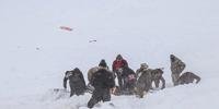 Funcionários dos serviços de emergência procuravam sobreviventes de avalanche interior