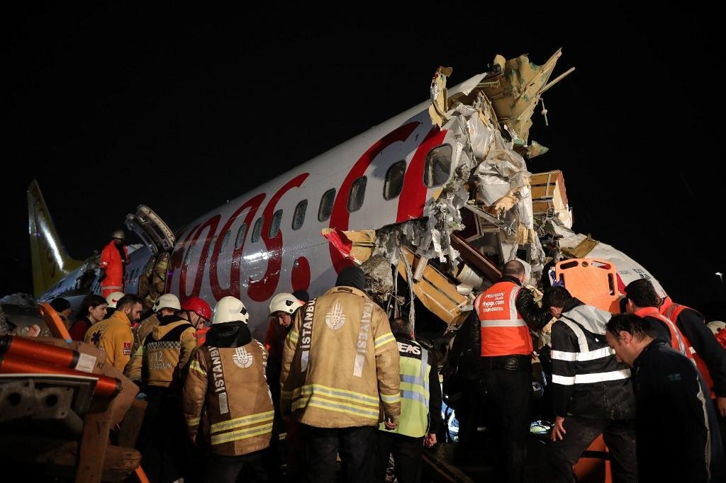 Avi&atilde;o se partiu em tr&ecirc;s ap&oacute;s pousar na pista do aeroporto de Istambul