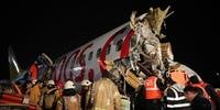 Avião se partiu em três após pousar na pista do aeroporto de Istambul