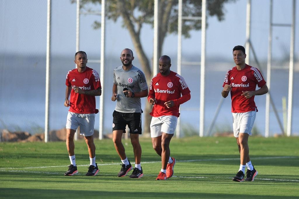Titulares apenas correram ao redor dos campos de treino do CT do Parque Gigante