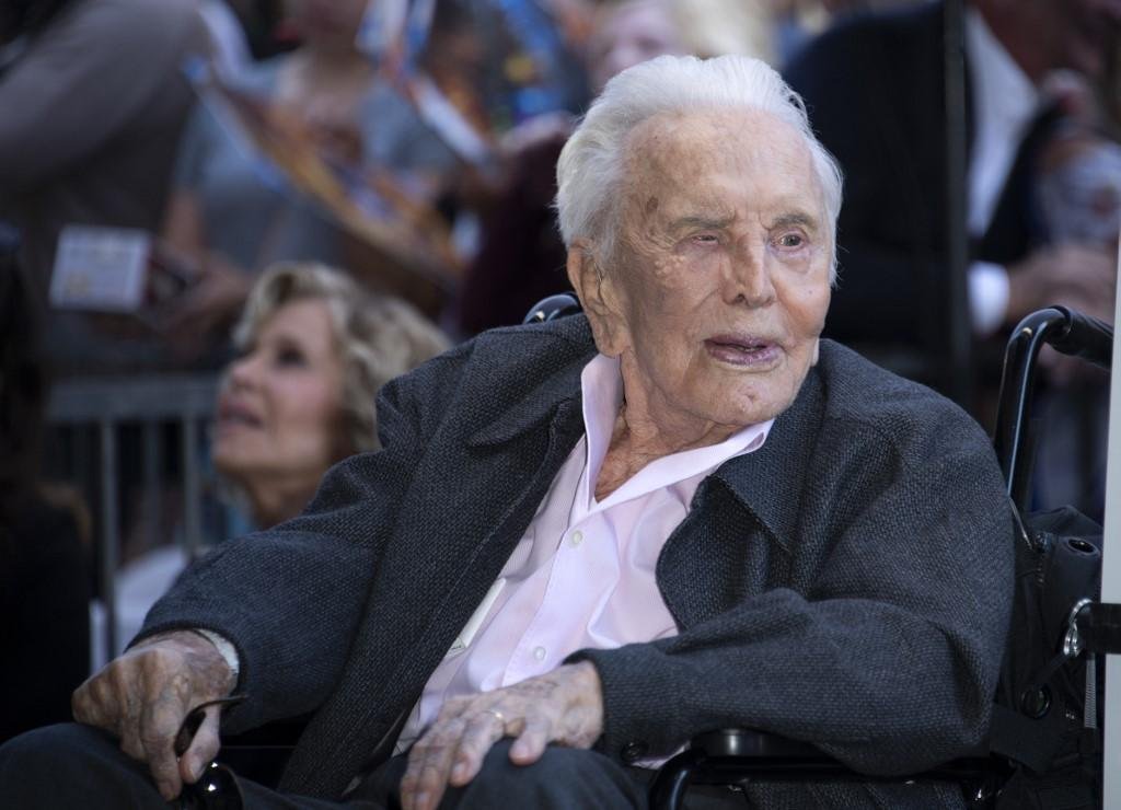 "Para o mundo, ele era uma lenda", disse seu filho Michael Douglas