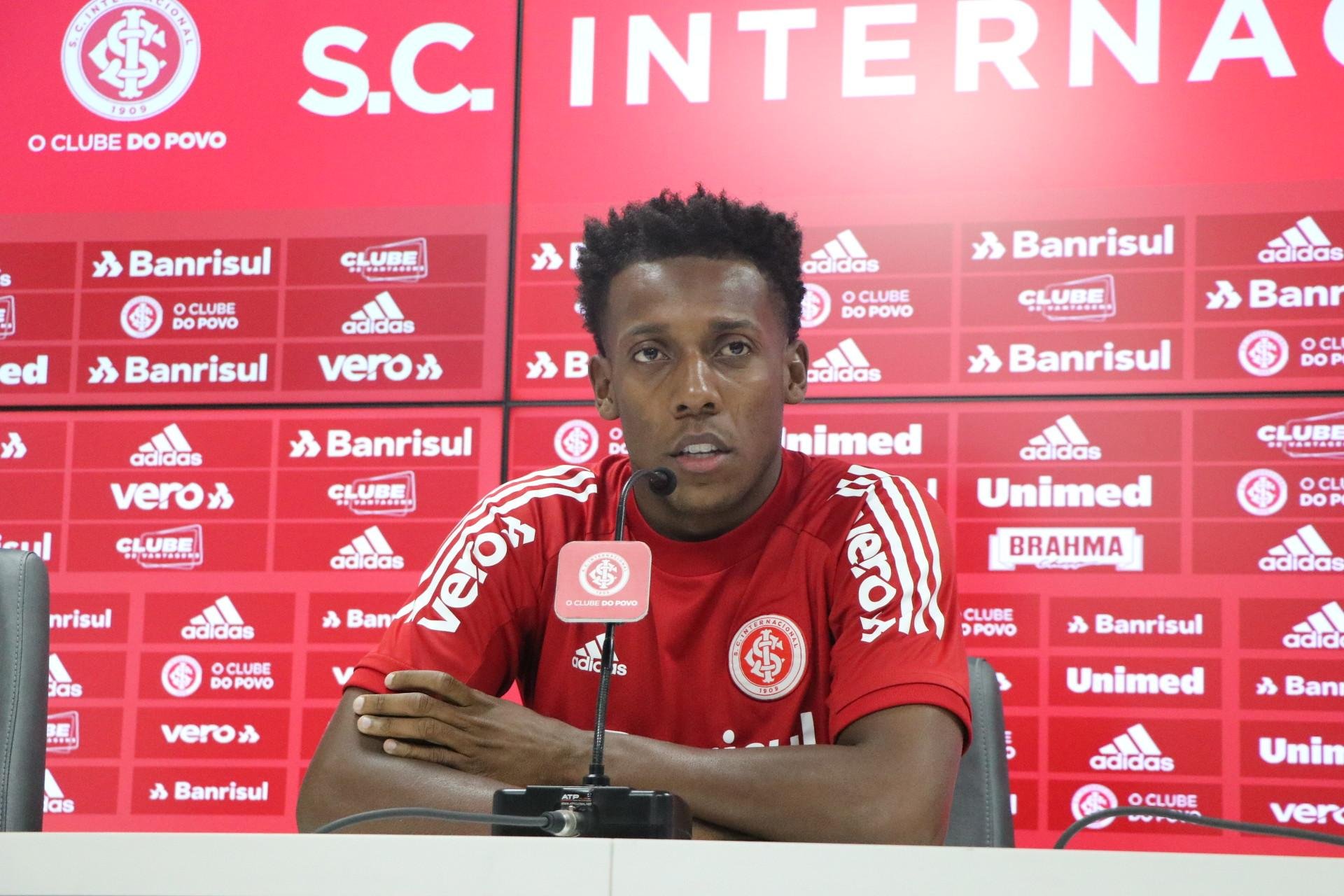Coment&aacute;rios racistas foram feitos durante transmiss&atilde;o da entrevista coletiva do lateral Mois&eacute;s nesta quarta-feira