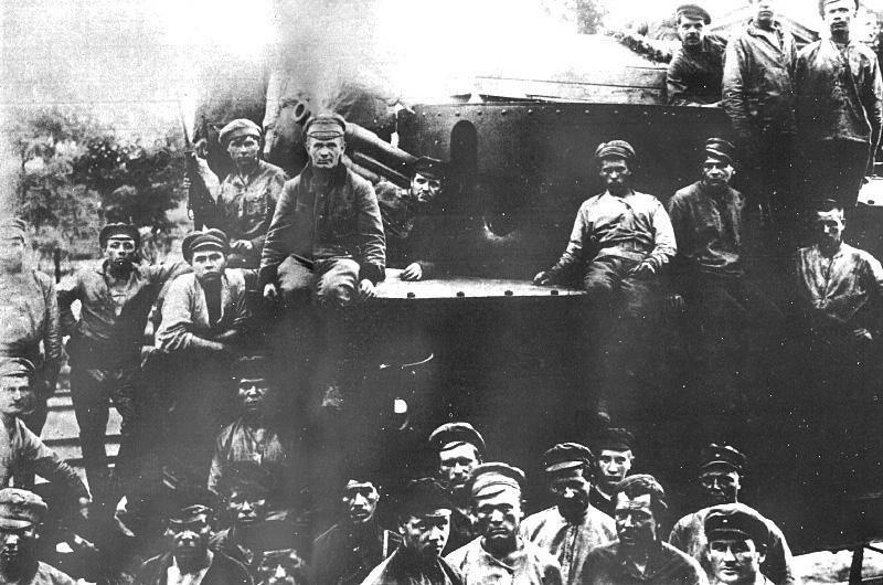 Soldados vermelhos em um tanque utilizado durante a Guerra Civil