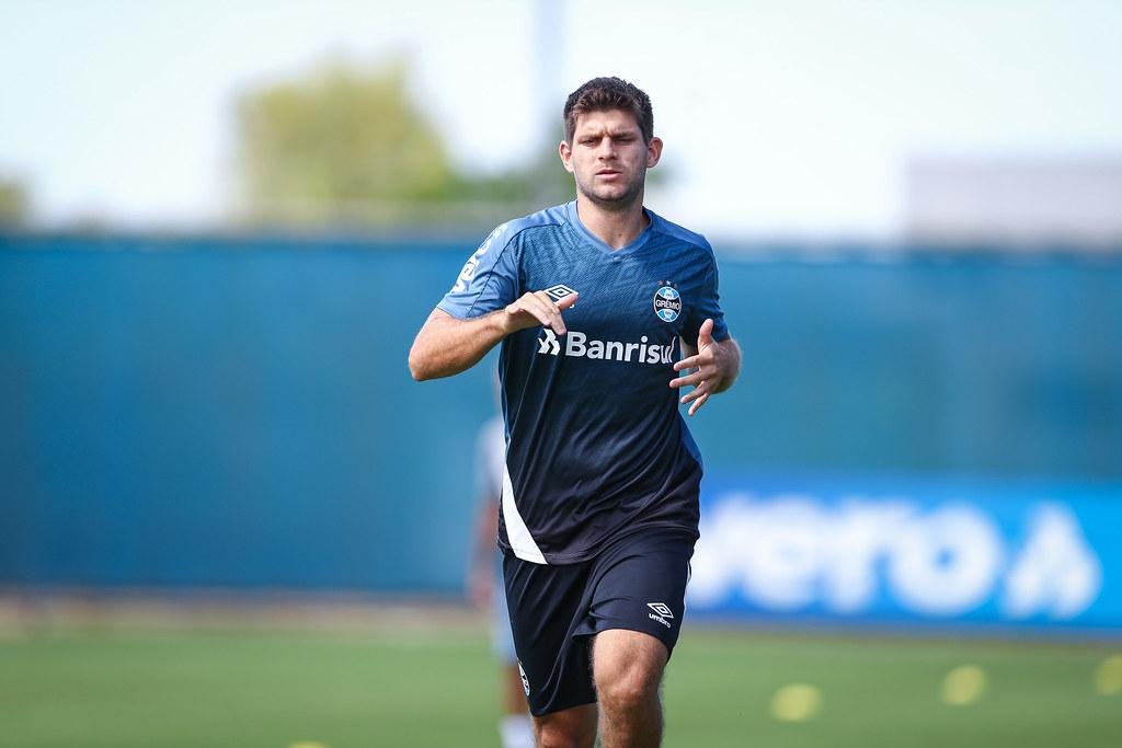 Kannemann voltou a correr, mas ainda de t&ecirc;nis, ap&oacute;s ter sofrer uma pancada na partida contra o Esportivo e apresentar um calo &oacute;sseo