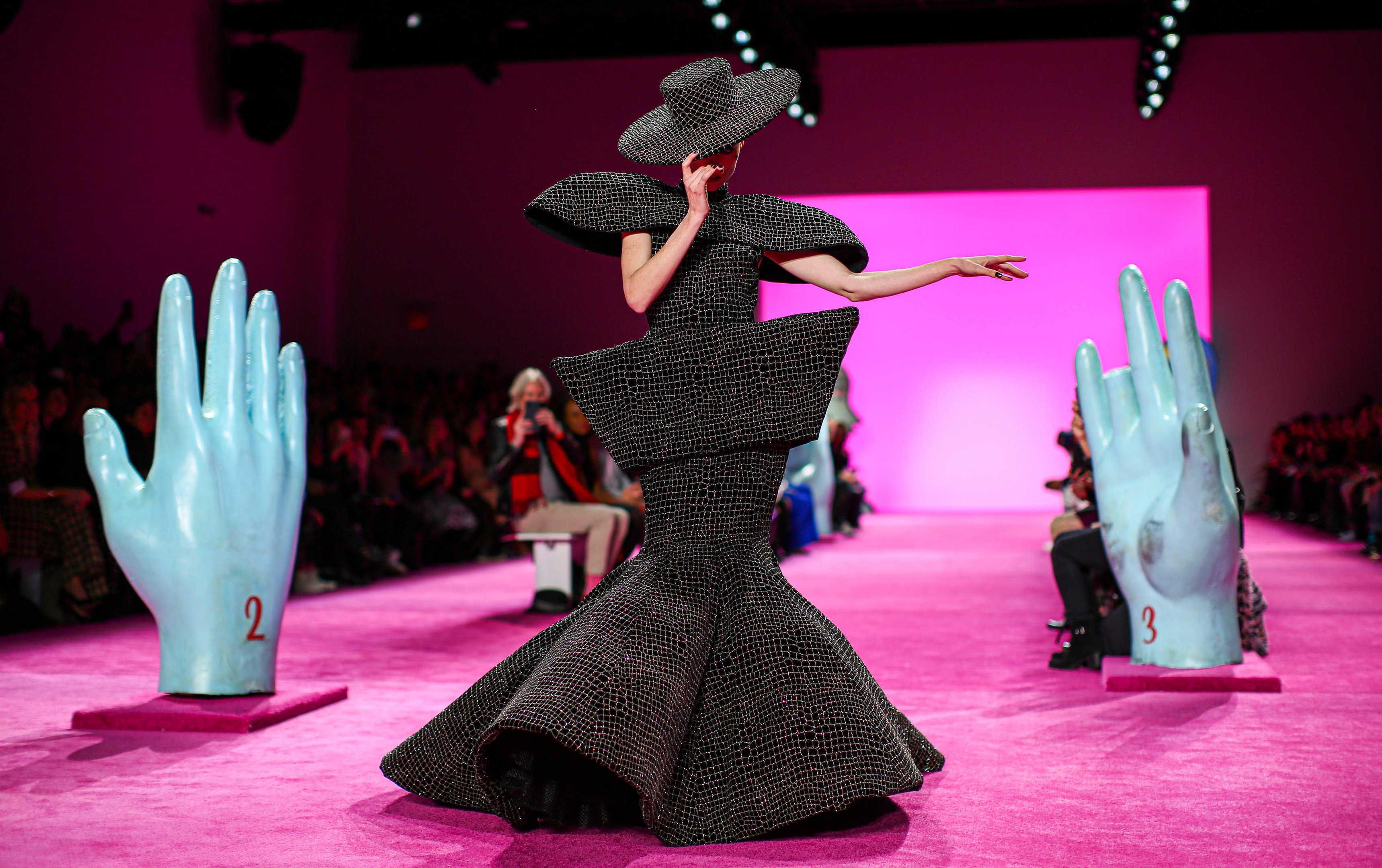 A modelo canadense Coco Rocha apresenta uma cria&ccedil;&atilde;o para Christian Siriano durante a New York Fashion Week no Spring Studios