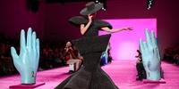 A modelo canadense Coco Rocha apresenta uma criação para Christian Siriano durante a New York Fashion Week no Spring Studios