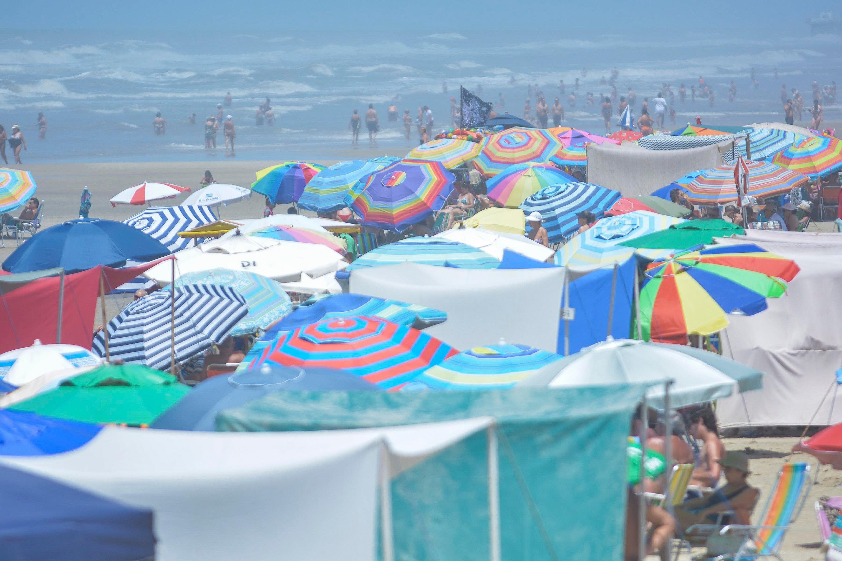 Banhistas tiveram dificuldades para encontrar lugar na areia