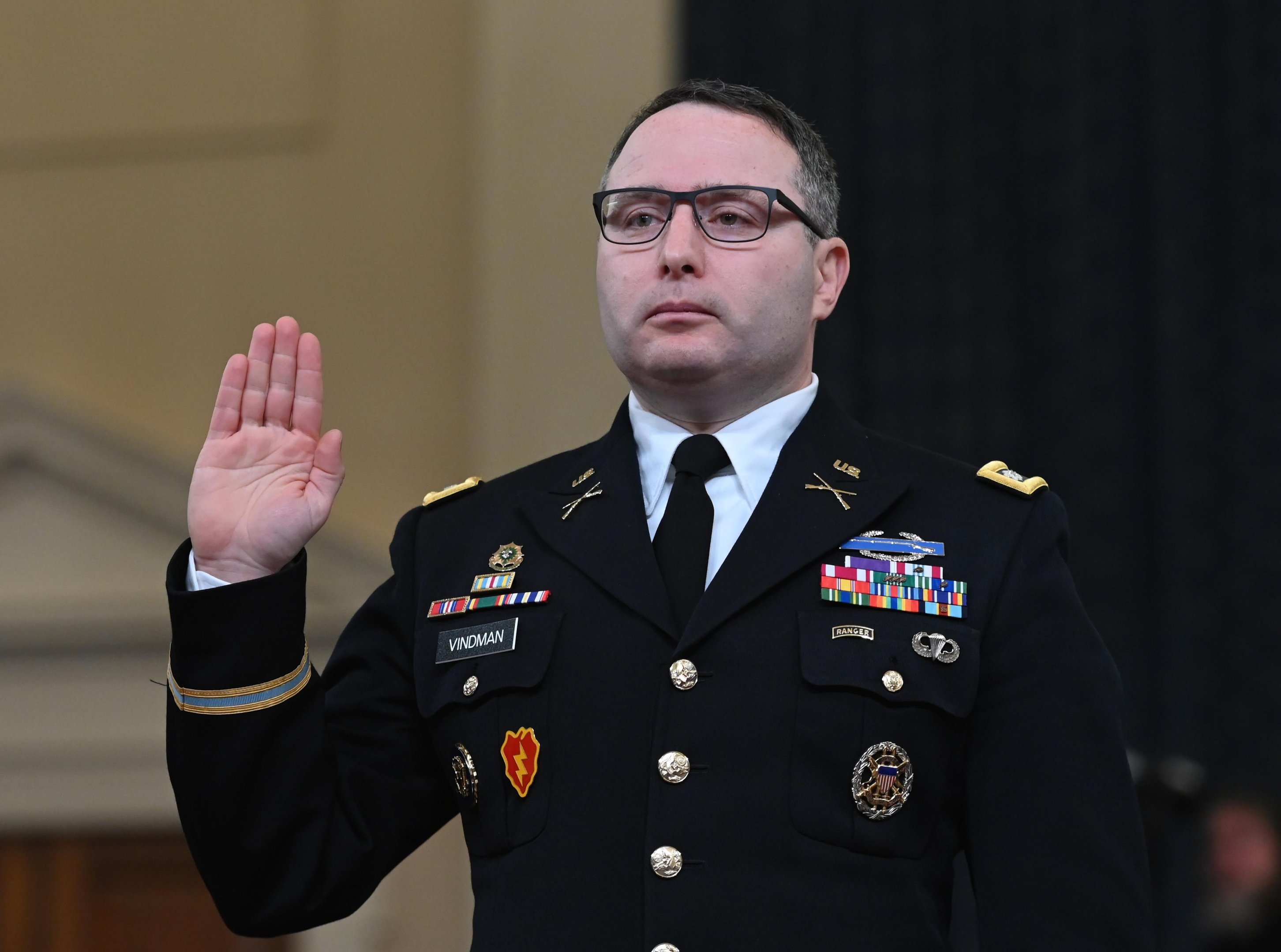 Tenente coronel Alexander Vindman foi escoltado para fora da Casa Branca, onde trabalhava no Conselho de Seguran&ccedil;a Nacional