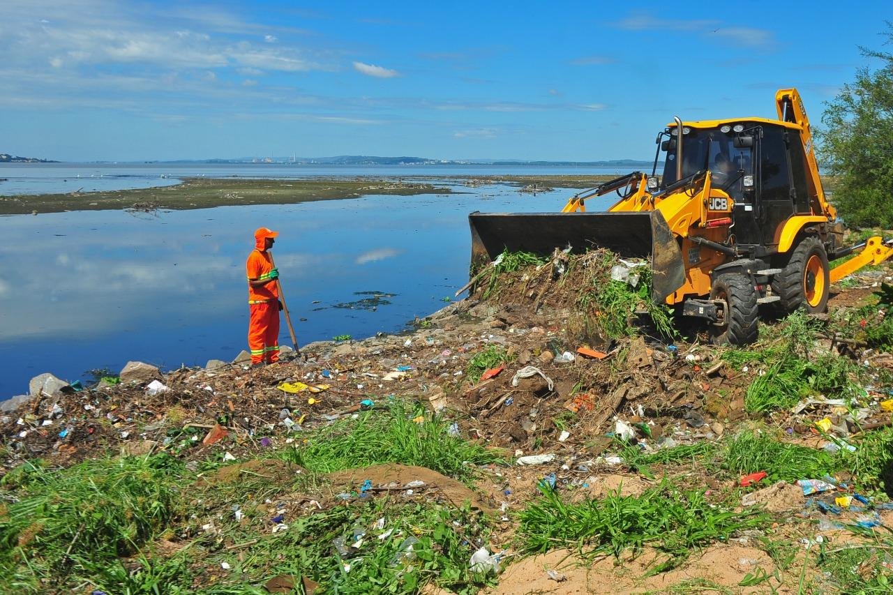Necessidade do mutir&atilde;o ocorre devido ao recuo do Lago Gua&iacute;ba, onde os res&iacute;duos acumulados est&atilde;o expostos na regi&atilde;o central de Porto Alegre
