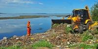 Necessidade do mutirão ocorre devido ao recuo do Lago Guaíba, onde os resíduos acumulados estão expostos na região central de Porto Alegre