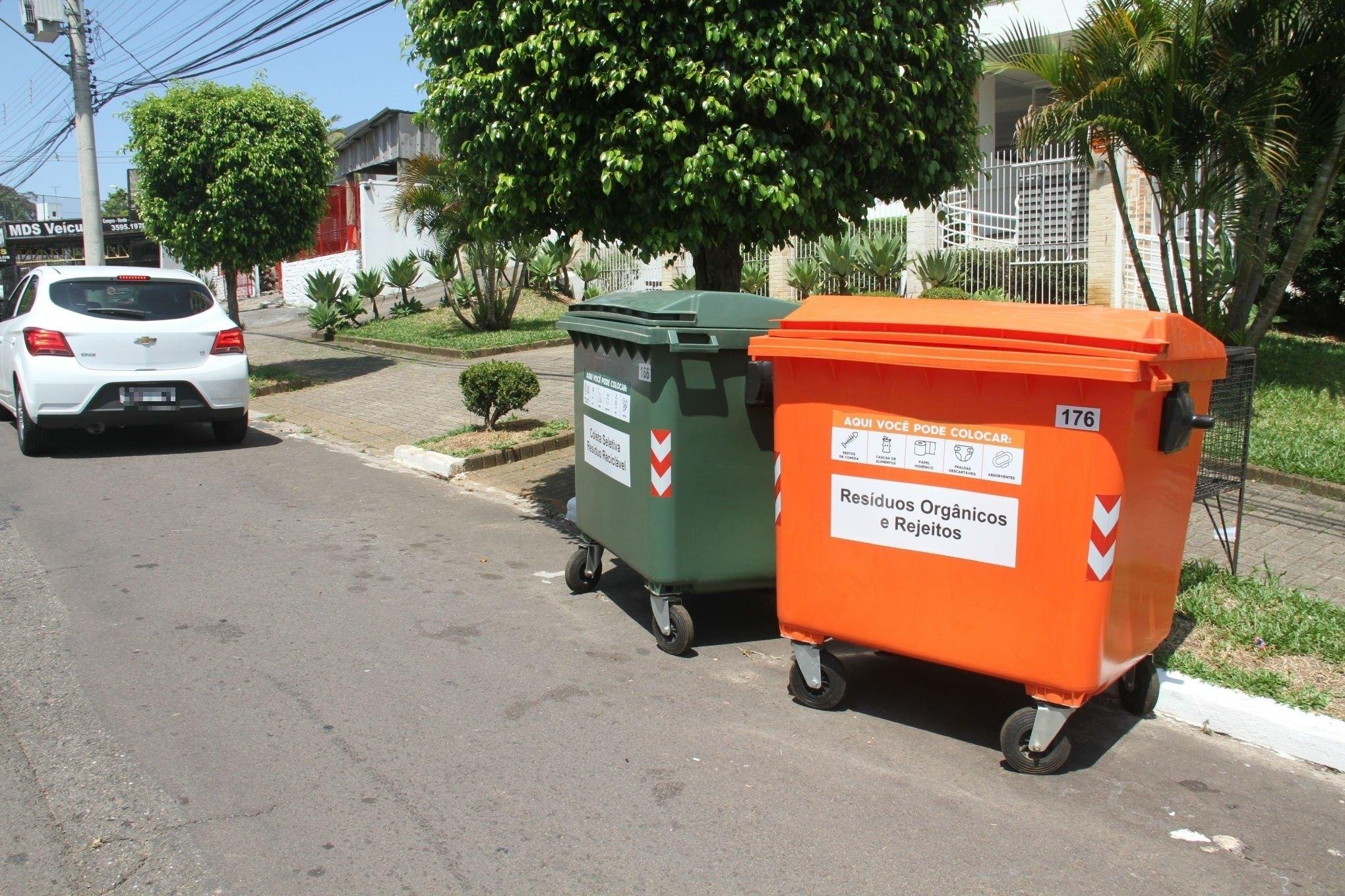 Os cont&ecirc;ineres verdes s&atilde;o para descarte de lixo recicl&aacute;vel, j&aacute; os cont&ecirc;ineres laranja s&atilde;o para descarte do lixo org&acirc;nico.