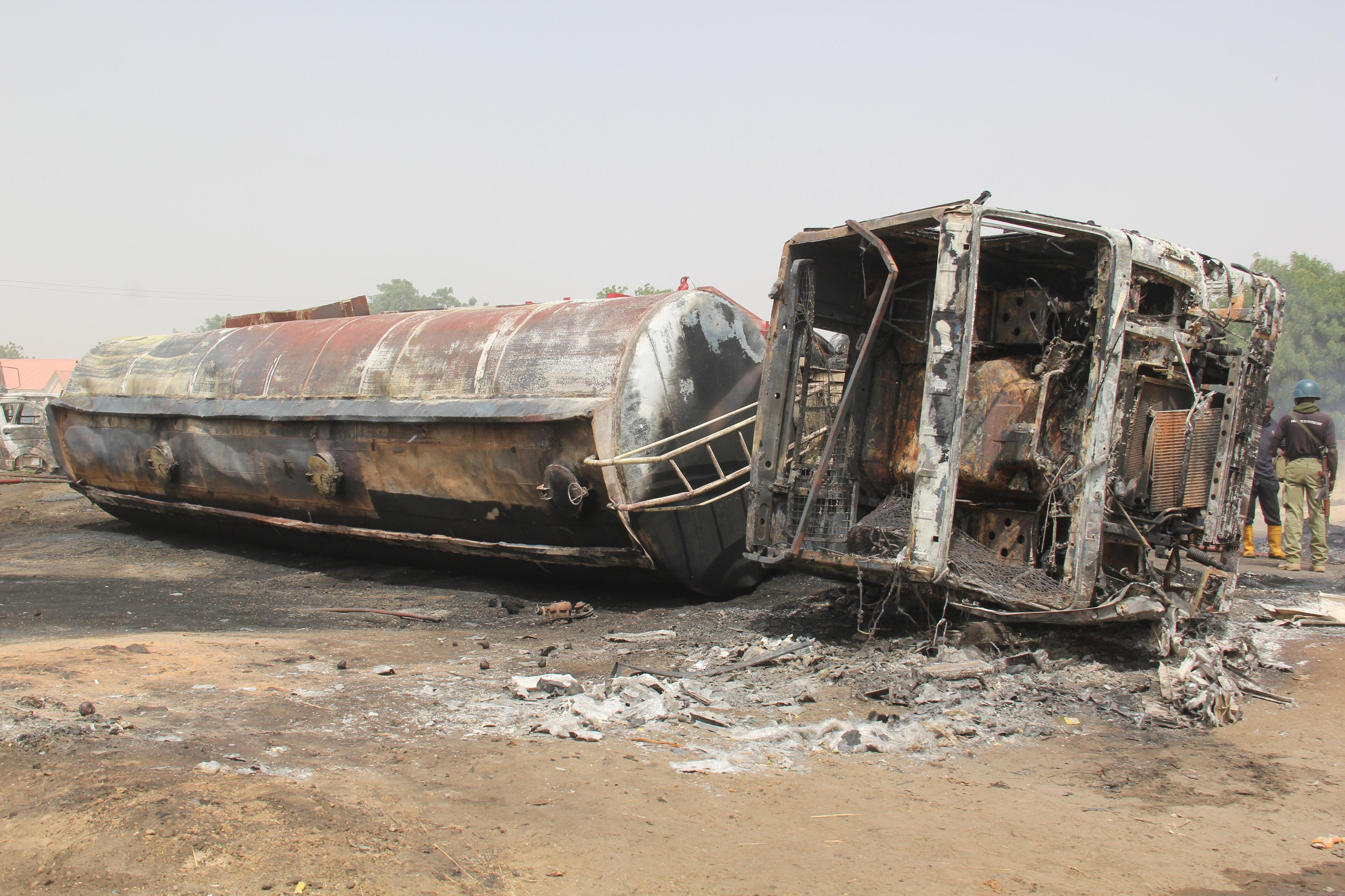 Ataque deixou tamb&eacute;m carros e casas destru&iacute;dos