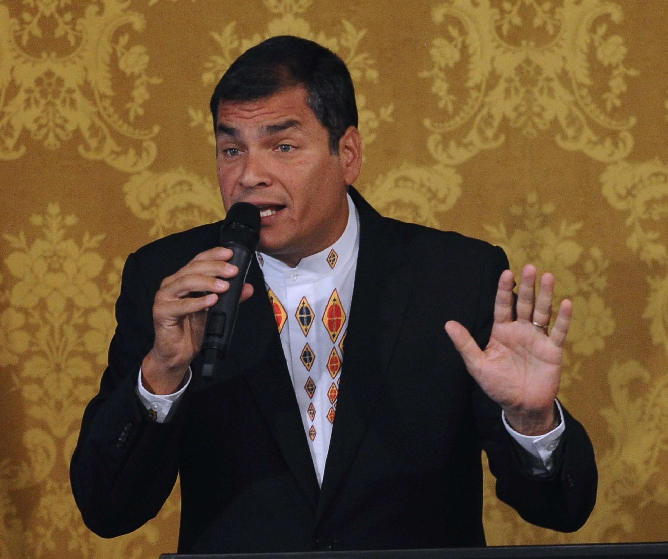 Ex-presidente, Correa responde &agrave; justi&ccedil;a do Equdro