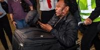 Pelé chegou a aparecer publicamente usando uma cadeira de rodas após cirurgia no quadril