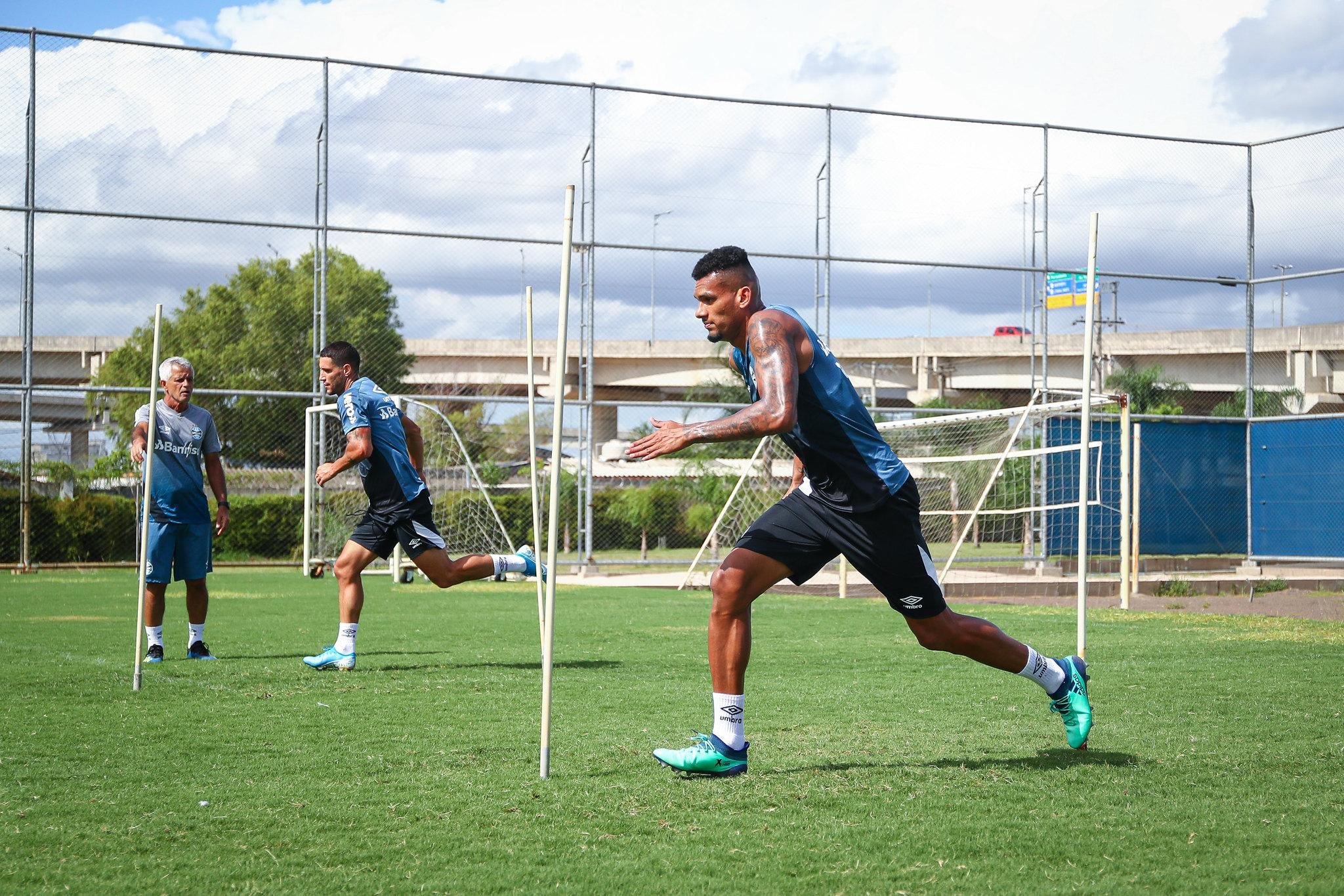 Gr&ecirc;mio treinou com port&otilde;es fechados nesta segunda-feira