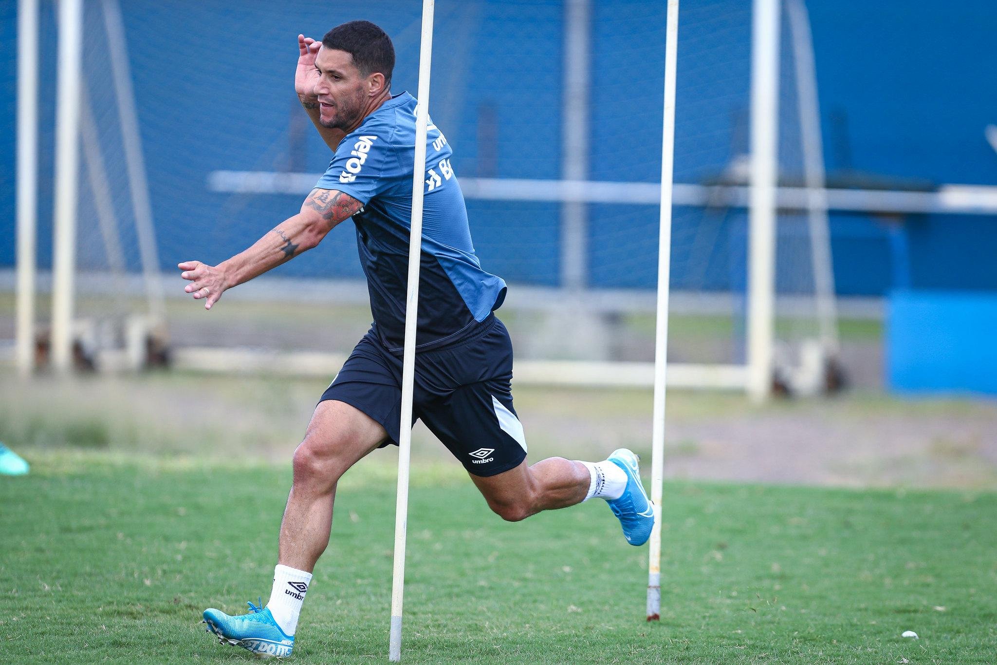 Thiago Neves poder&aacute; ser utilizado no Gre-Nal de s&aacute;bado