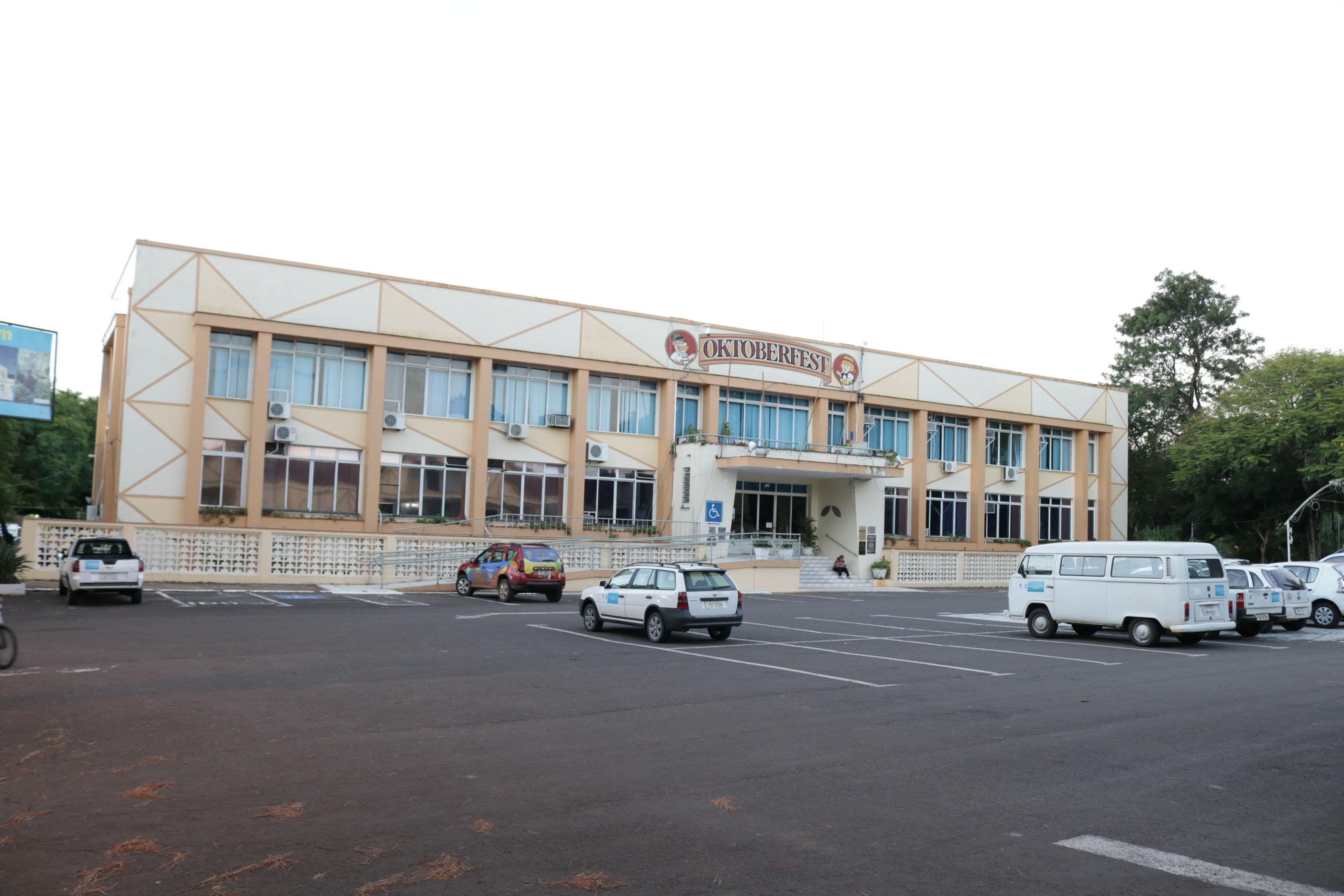 Pavilh&atilde;o central do Parque da Oktobefest que ser&aacute; revitalizado com o pacote de investimentos.