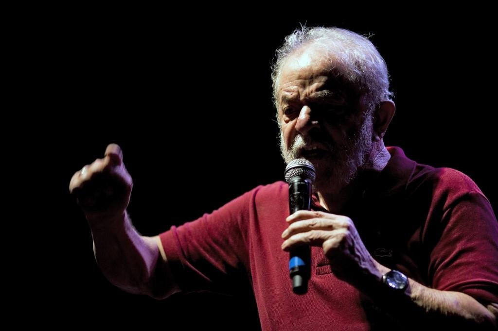 Lula &eacute; acusado de receber propina por meio de um terreno para o Instituto Lula e um apartamento vizinho &agrave; resid&ecirc;ncia do petista no ABC paulista