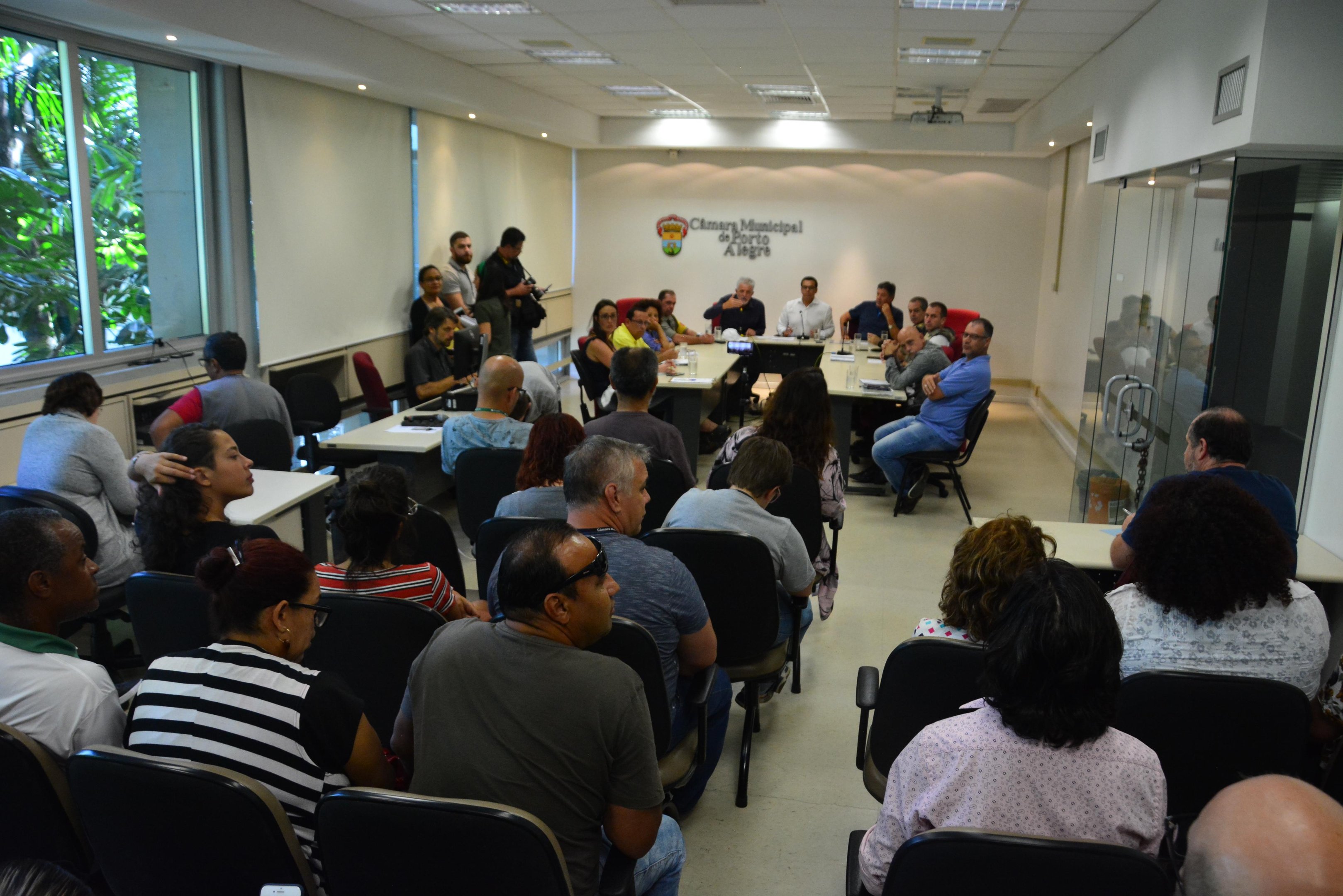 Autoridades, vereadores e representantes da cultura e dos blocos participaram de reuni&atilde;o na C&acirc;mara de Vereadores na tarde desta ter&ccedil;a-feira