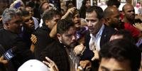 Guaidó foi recebido por um grande tumulto, formado por seguidores Maduros