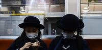 Estudantes usam máscara de proteção em Tóquio