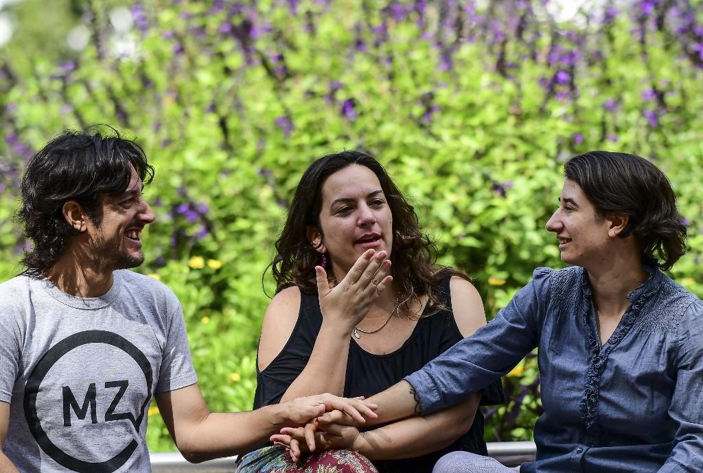 "N&atilde;o &eacute; uma guerra contra a monogamia, mas contra a mononorma", disse Deb, que est&aacute; em um "trisal" com Gabriel e May