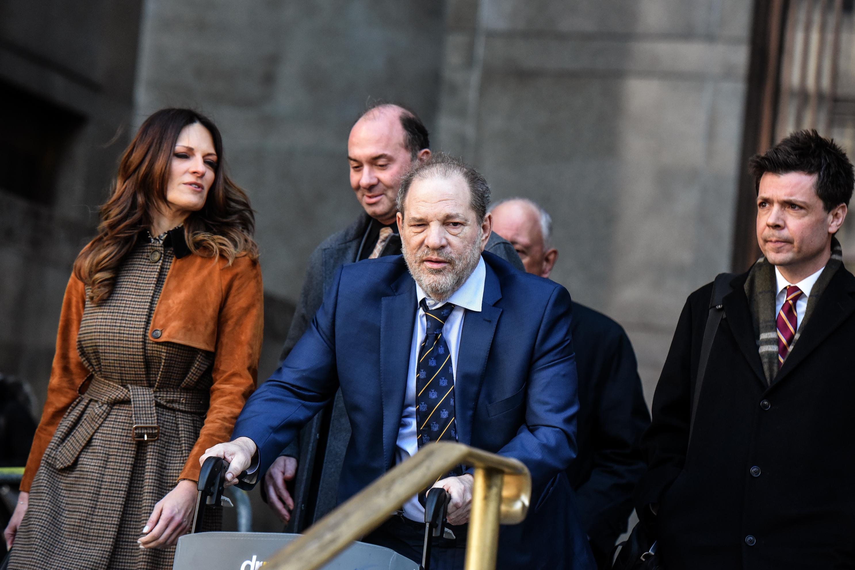 Minist&eacute;rio P&uacute;blico de Nova York pediu ao j&uacute;ri do processo contra Harvey Weinstein para declarar como culpado o homem forte de Hollywood