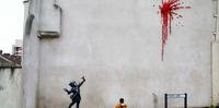 Nova obra do artista britânico Banksy, criada por ocasião do São Valentim em Bristol, Inglaterra, foi vandalizada