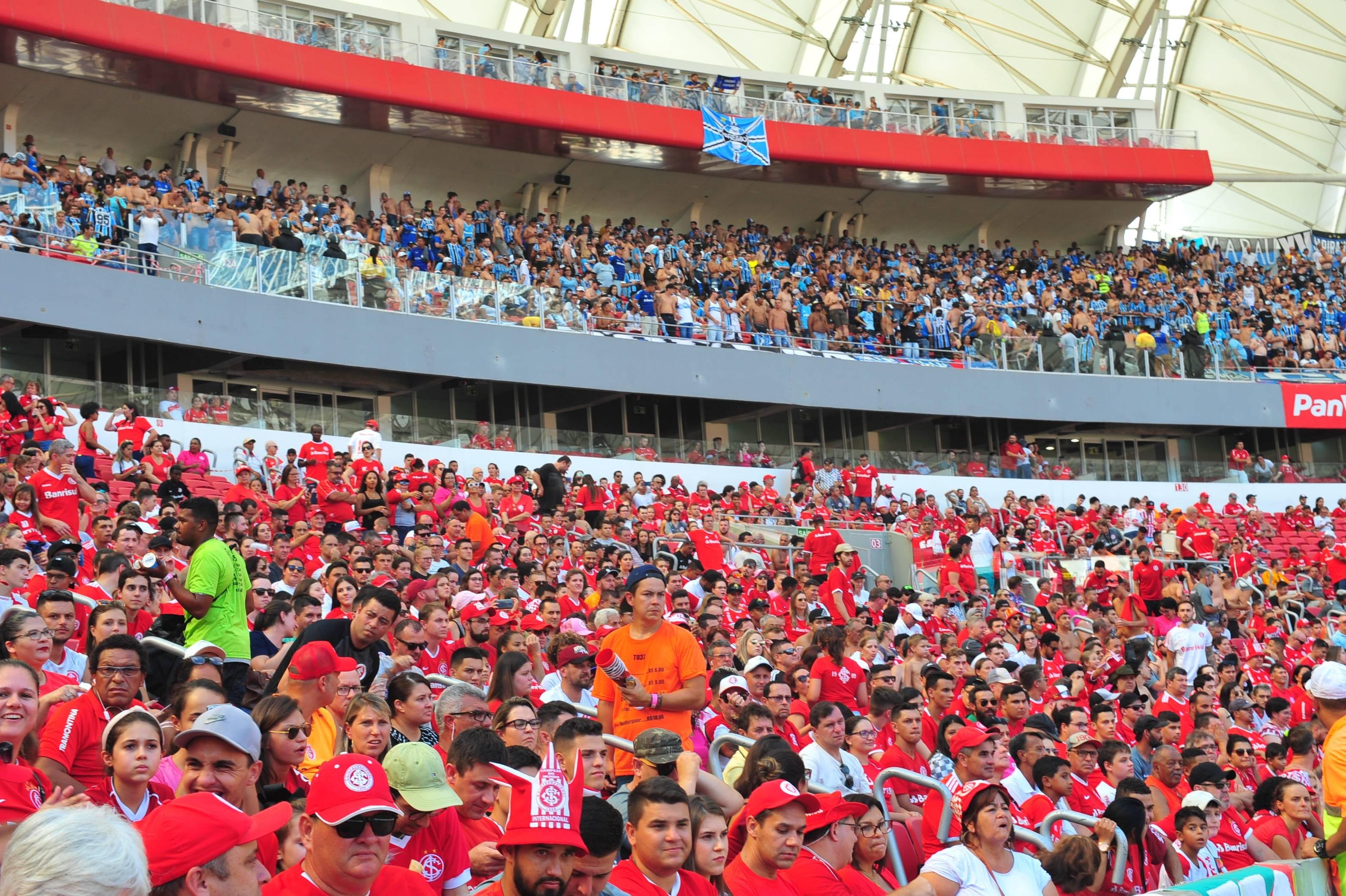 Torcidas de Inter e Gr&ecirc;mio compareceram em peso ao Beira-Rio