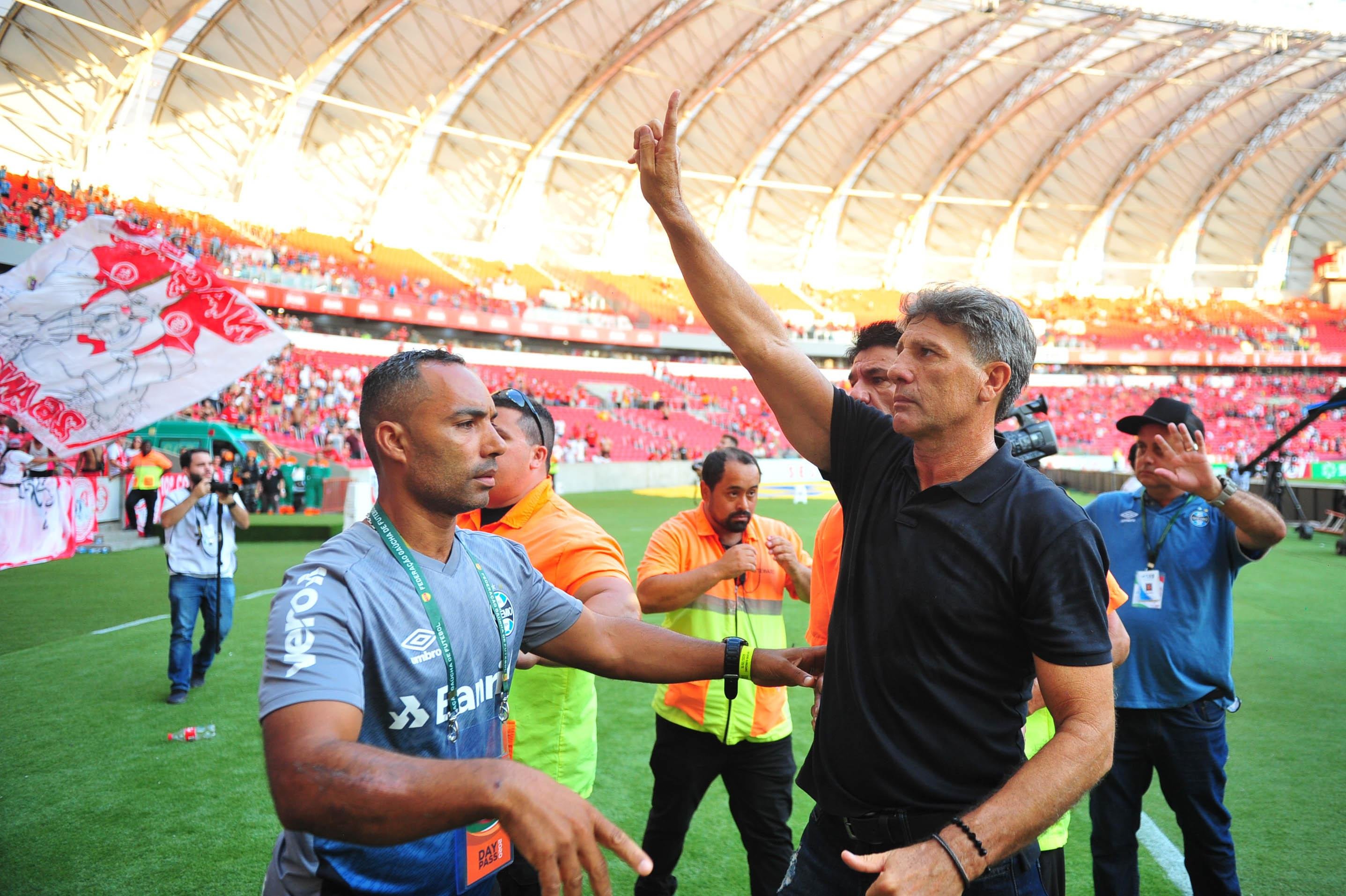 Renato elogiou Diego Souza e explicou esquema com tr&ecirc;s volantes em vit&oacute;ria no cl&aacute;ssico Gre-Nal