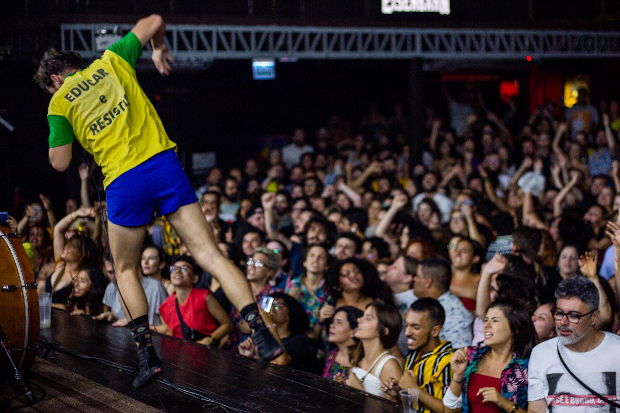 Grupo vestia camiseta que dizia "educar e resistir". Na foto, o vocalista Mateo Pirac&eacute;s-Ugarte
